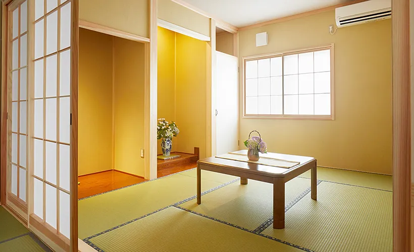 伝統の技で木材を加工する職人