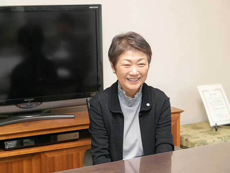 落ち着いたグレーの外壁と木を組み合わせたO様邸の外観