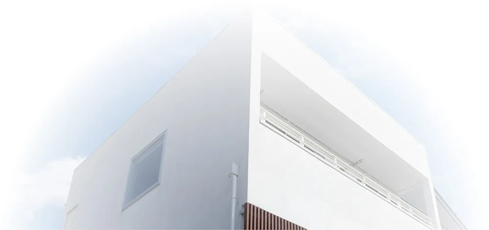 大きな窓から緑を望む、木のぬくもりに包まれた住まい